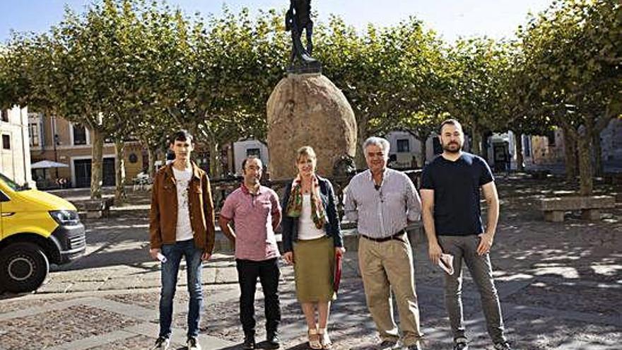 Los representantes de la asociación Viriatos, ante la estatua del pastor lusitano que le da nombre al colectivo