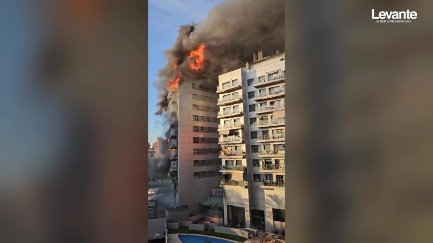 Un vídeo muestra cómo el fuego pasó de una torre a otra en Campanar