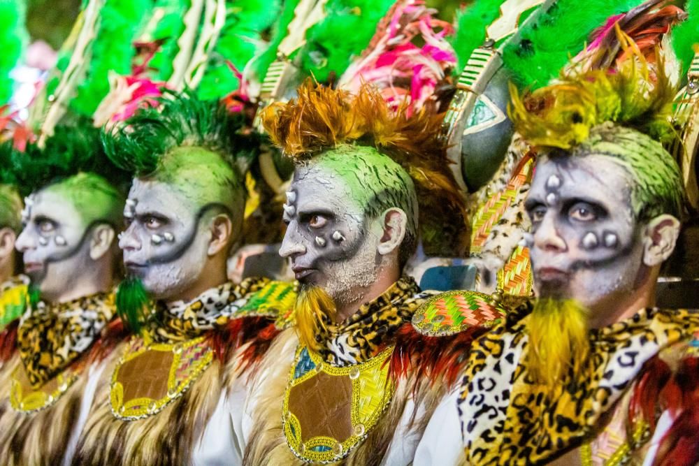 Calp se entrega a las huestes festeras en la Entrada de Moros y Cristianos