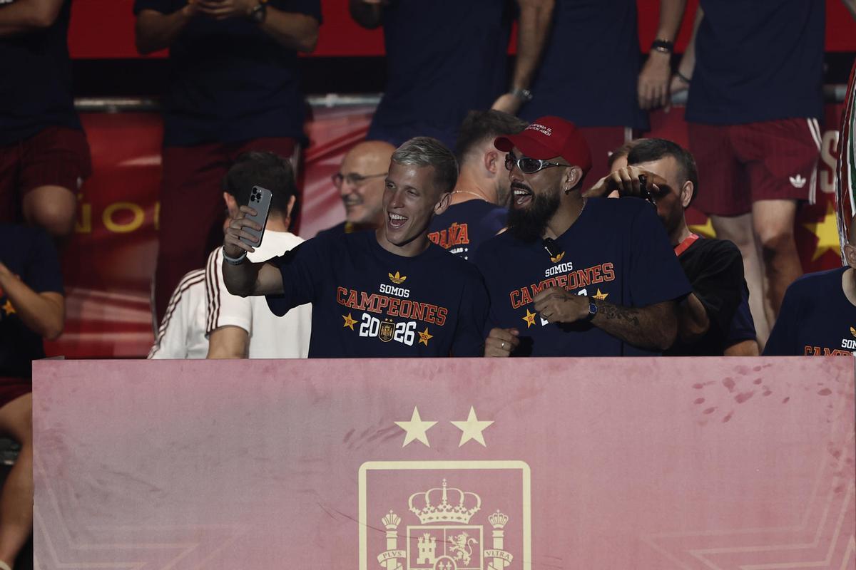 Los jugadores de la selección española Borja Iglesias (d) y Dani Olmo durante la celebración este lunes en la plaza de Cibeles de la conquista del Mundial 2026 por parte del combinado español.