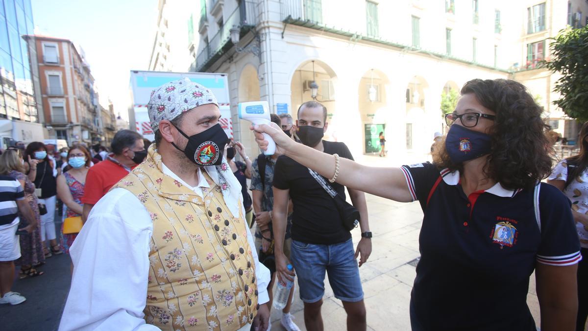 Una componente de Federación toma la temperatura a un foguerer en la presentación de Parque de las Avenidas