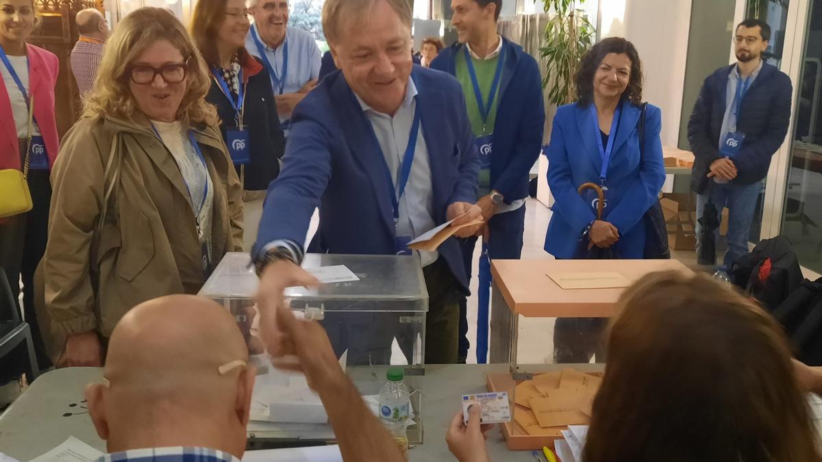 Juan Carlos Moragues, en el momento de depositar su voto, el domingo pasado.