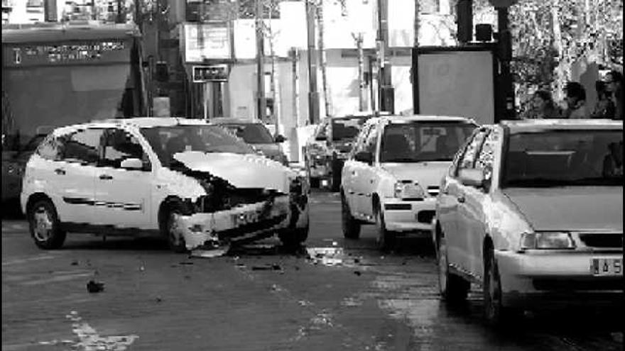 En la avenida País Valencià se produjo uno de los accidentes en el que resultaron dos personas heridas