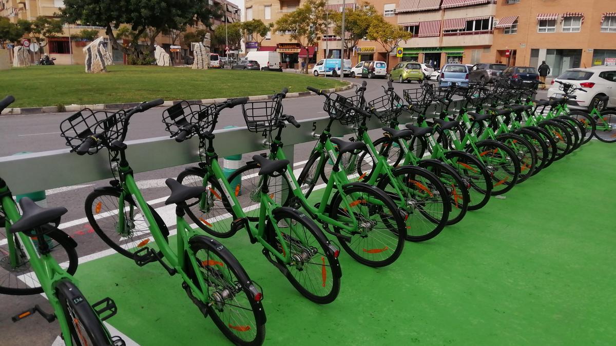 La nueva bancada junto al parque Lo Torrent para 16 bicicletas.