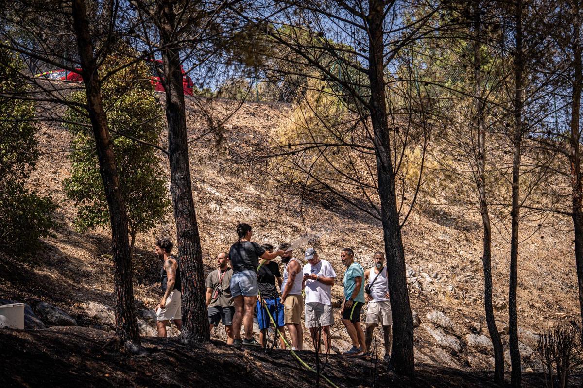 Los Bombers confían en perimetrar pronto el incendio forestal en Gavà que ha obligado a confinar a 6.000 personas