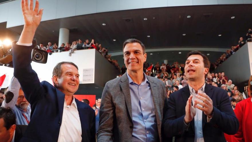 Pedro Sánchez, con Abel Caballero y Gonzalo Caballero, en el auditorio Mar de Vigo. // J. Lores