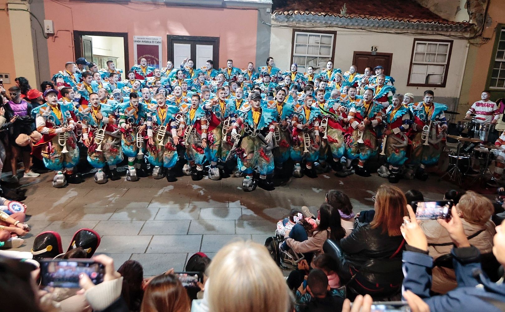 Encuentro de la rondalla El Cabo y Bambones en la calle de La Noria