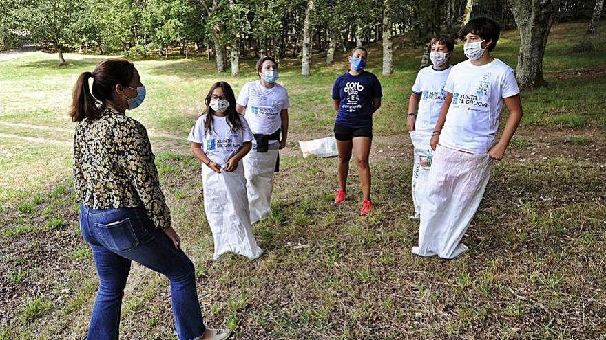 Pichel con varios jóvenes en carreras de sacos.