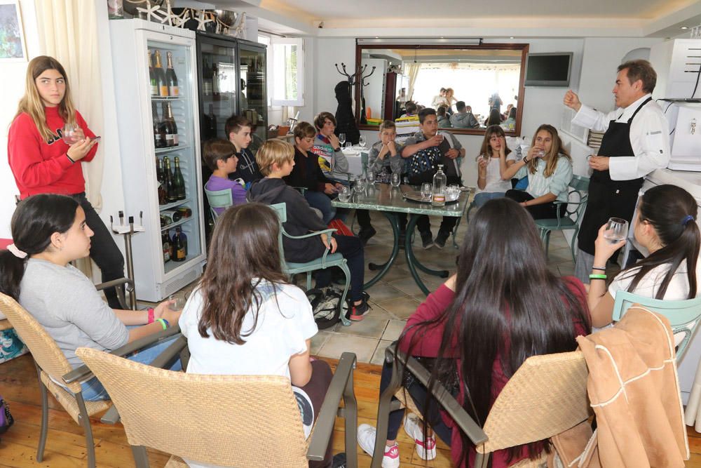 Quince estudiantes de Sa Blanca Dona aprenden a preparar el plato típico ibicenco.