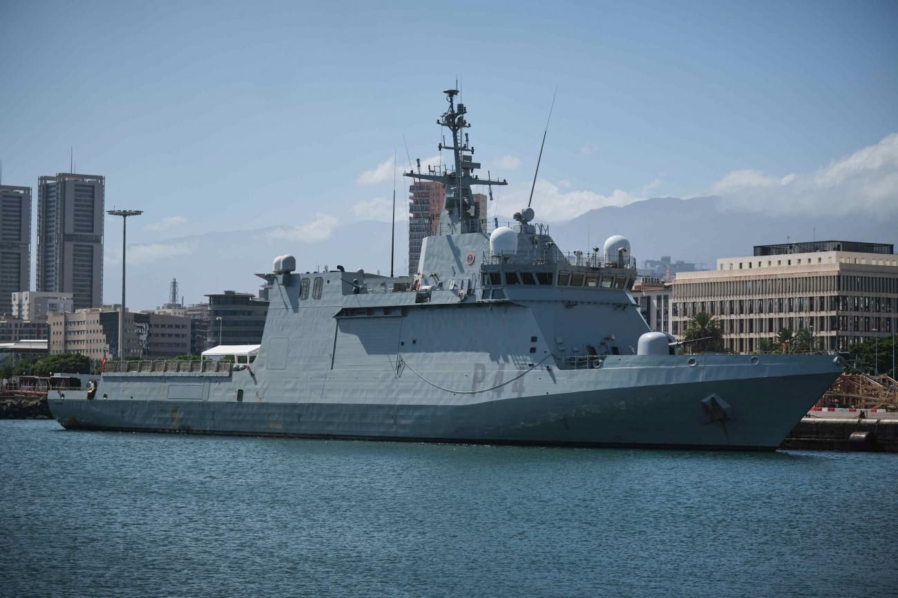 Llegada del barco de la armada Tornado al Puerto de Santa Cruz