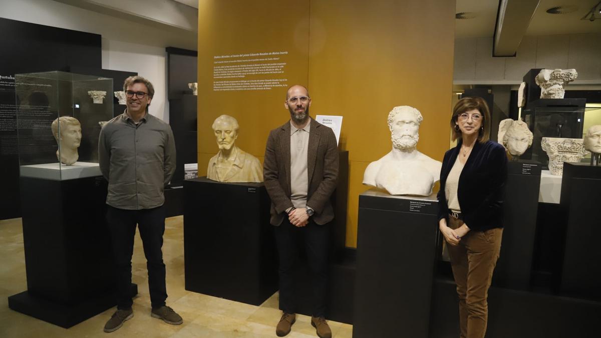 José María Vázquez Domenech, Eduardo Lucena y María Dolores Baena, ante la pieza.