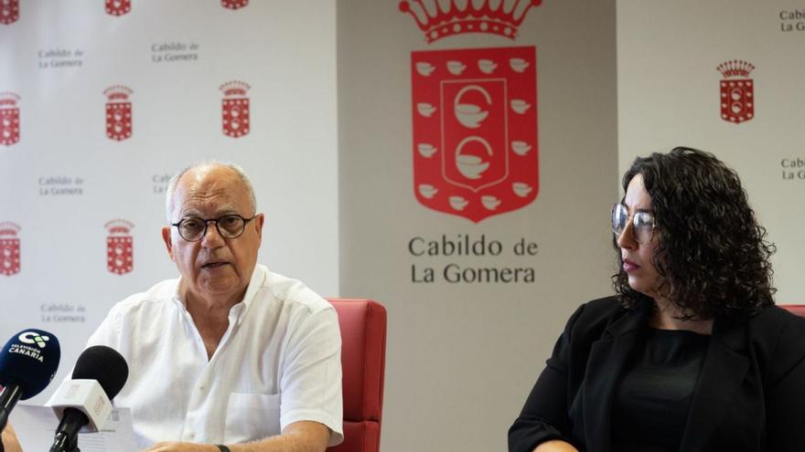 El presidente del Cabildo de La Gomera, Casimiro Curbelo, junto a la consejera Cristina Ventura Mesa.