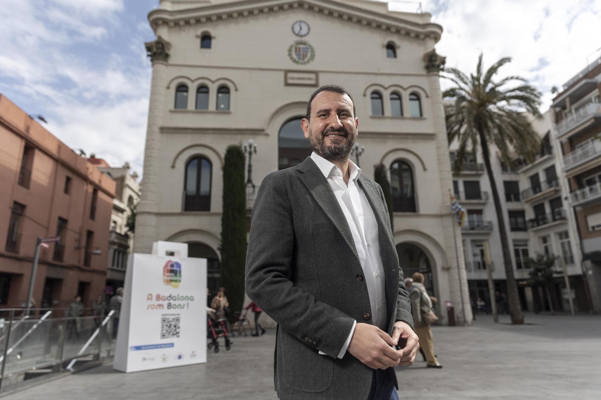 Rubén Guijarro, alcalde de Badalona, frente al Ayuntamiento
