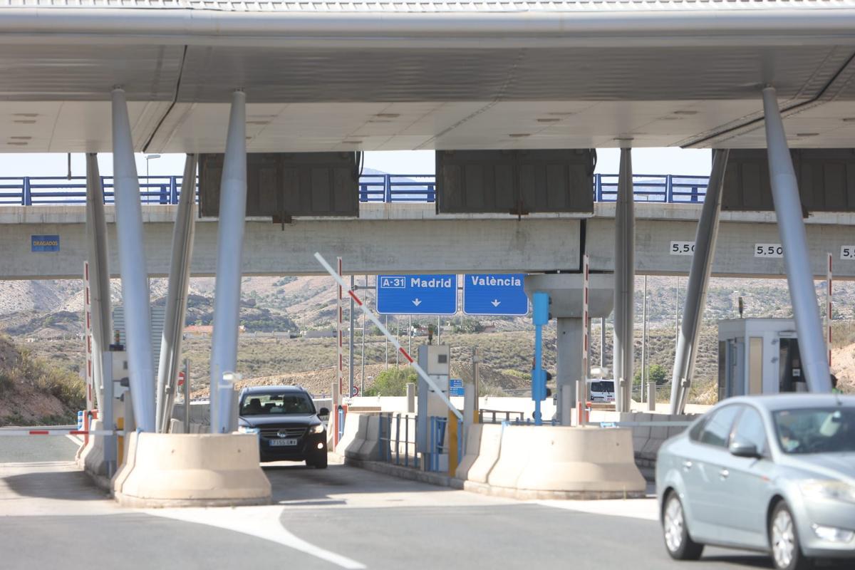 Barrera de peaje de la autopista en el acceso situado en San Vicente del Raspeig.