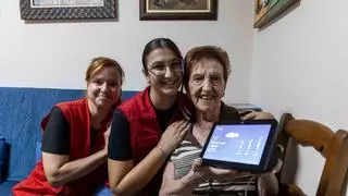 Una voz artificial para combatir un silencio muy real: así es la Alexa para personas mayores de Elche