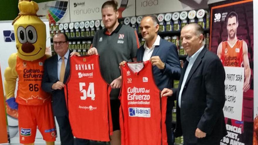 John Bryant ha sido presentado oficialmente.