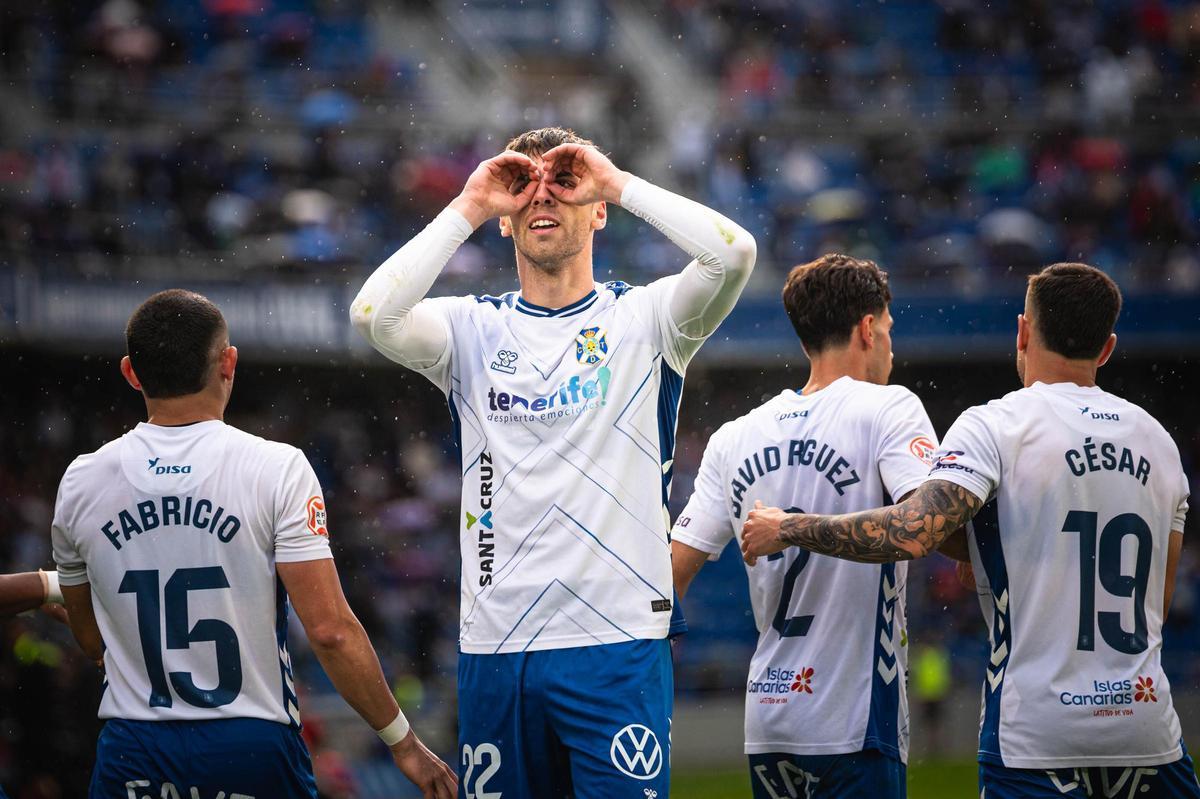 Gastón Valles, celebrando un gol del CD Tenerife.