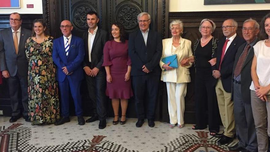 Los distinguidos con las Medallas de Oro y el título de Hijo Adoptivo y Predilecto ayer con el alcalde, la concejala de Cultura y la primera y segunda tenientes de alcalde.