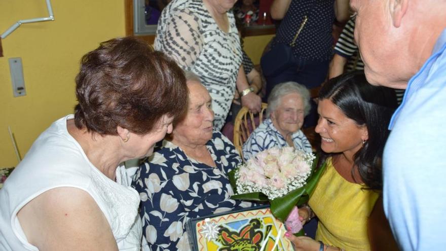 Jesusa Ramilo recibe un ramo de flores de la alcaldesa, Nidia Arévalo. / FdV