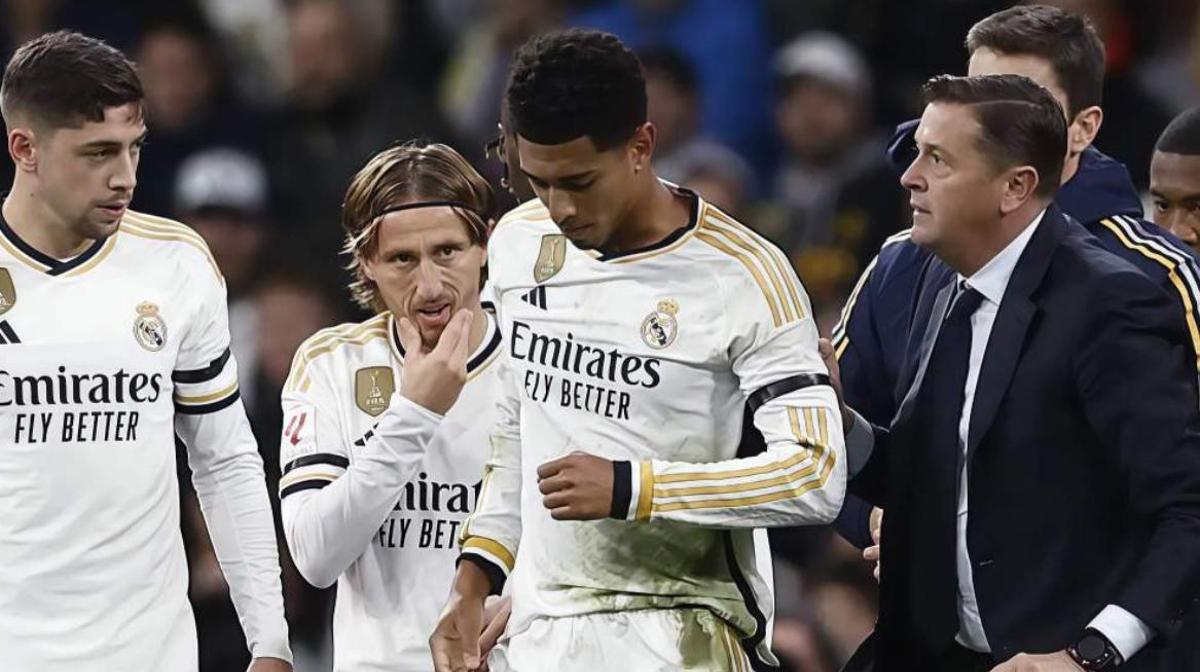 El doctor Mihic, junto a Bellingham, que se duele de su hombro izquierdo.