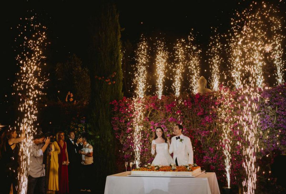 Los recién casados Fendi ante su tarta de boda. | RAQUEL BENITO