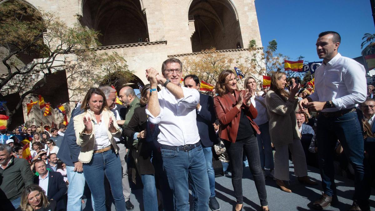 Feijóo, hace un año, se manifiesta en Valencia contra la amnistía.