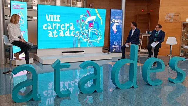 Noemí Núñez, periodista de Aragón TV, Francisco Querol, director general de la Corporación, y Elicio Herrera, de Atades.