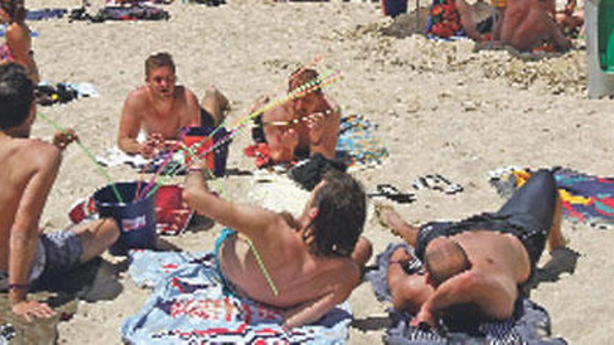 Grupos de jóvenes turistas en la Playa de Palma.
