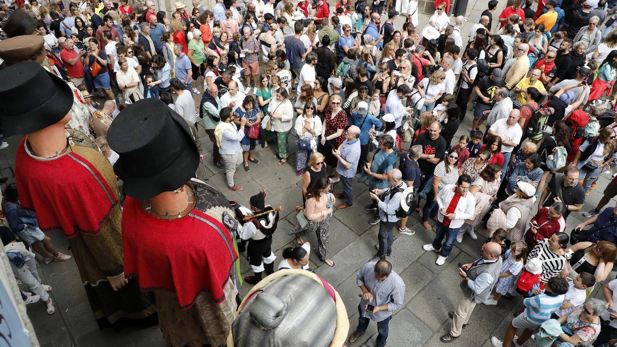 Fotogalería Día Grande de Galicia | Desfile de cabezudos, feira cabalar e alfombras do Apóstolo