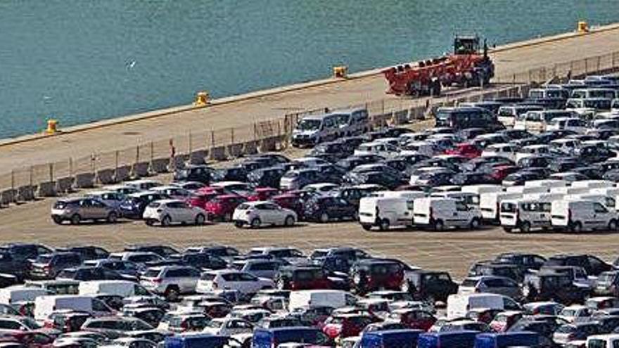 Los acusados embarcaban los coches con la droga en el puerto de Valencia, en la imagen.