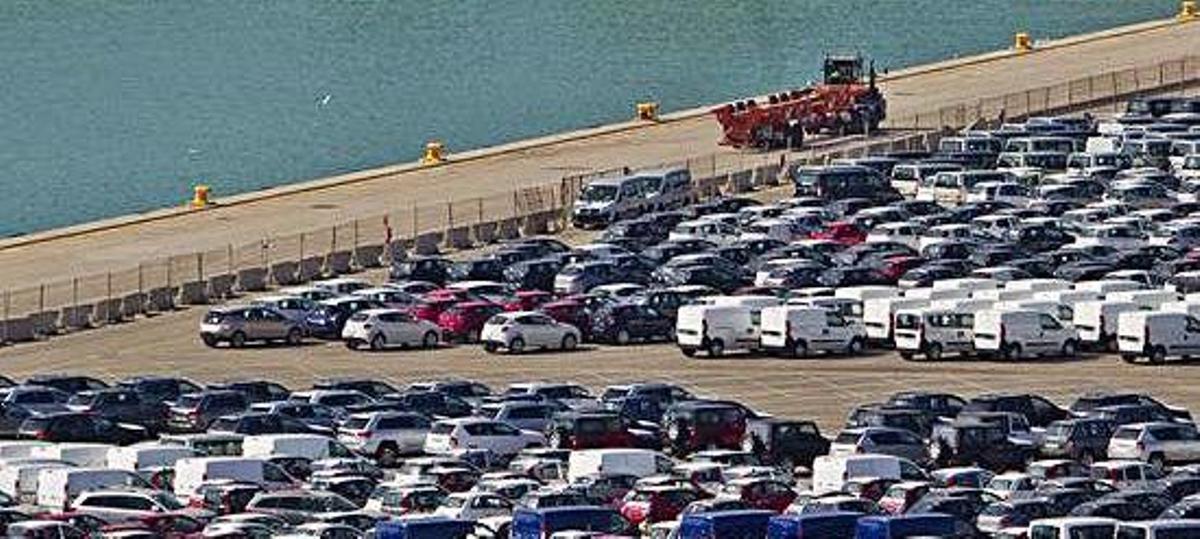 Los acusados embarcaban los coches con la droga en el puerto de Valencia, en la imagen.