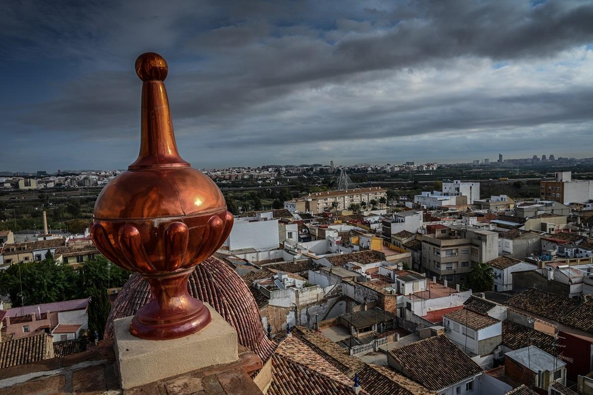 Detalle de un bolardo de cerámica sobre la parroquia de Manises.