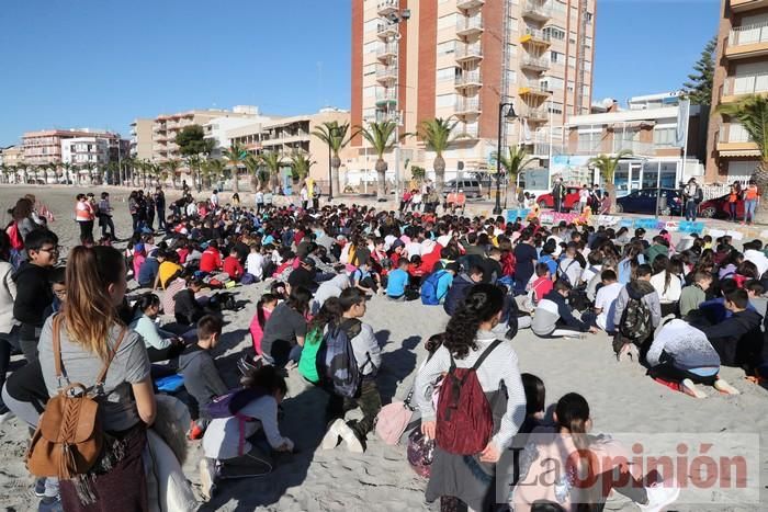 Un 'SOS' gigante para el Mar Menor formado por escolares en Villananitos