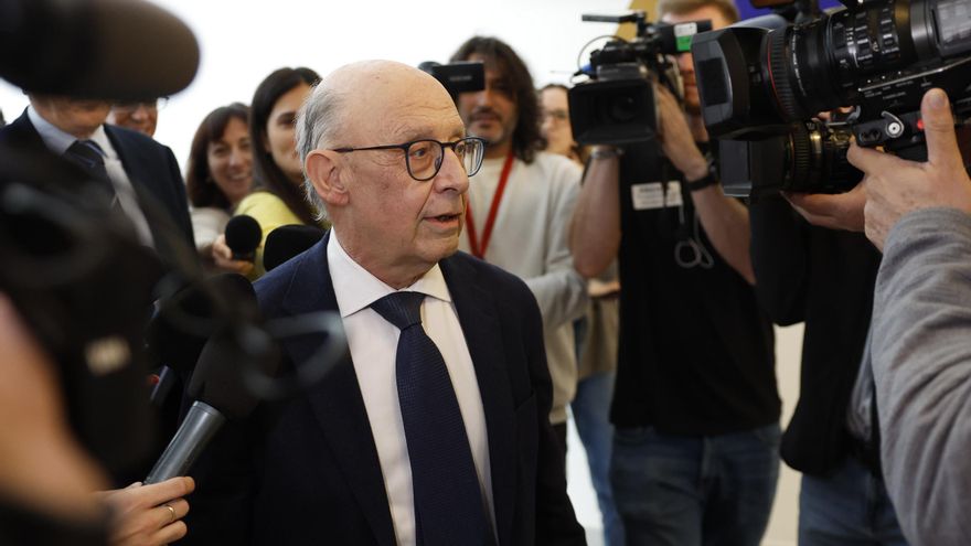 Los investigadores dudan de la desvinculación real de Montoro de Equipo Económico por cómo repartió su participación al volver a Hacienda