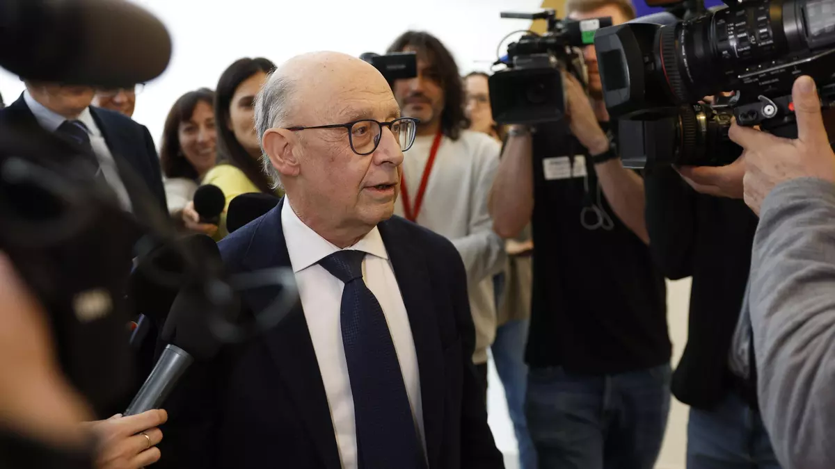 Anticorrupción duda de la desvinculación real de Montoro de Equipo Económico por cómo repartió su participación al volver a Hacienda