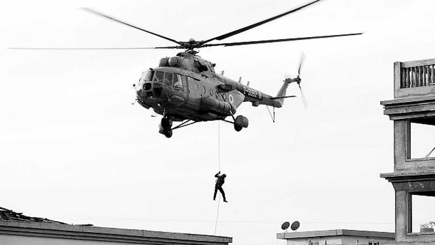 Un agente indio baja de un helicóptero en el asalto a la casa judía tomada por terroristas.