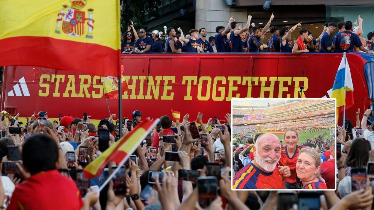 El autobús con los campeones del mundo durante la rúa en Madrid. En el recuadro, José Andrés y su familia.