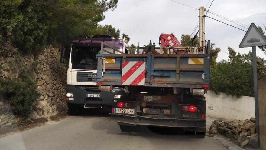 Dos camiones, en el estrecho vial.