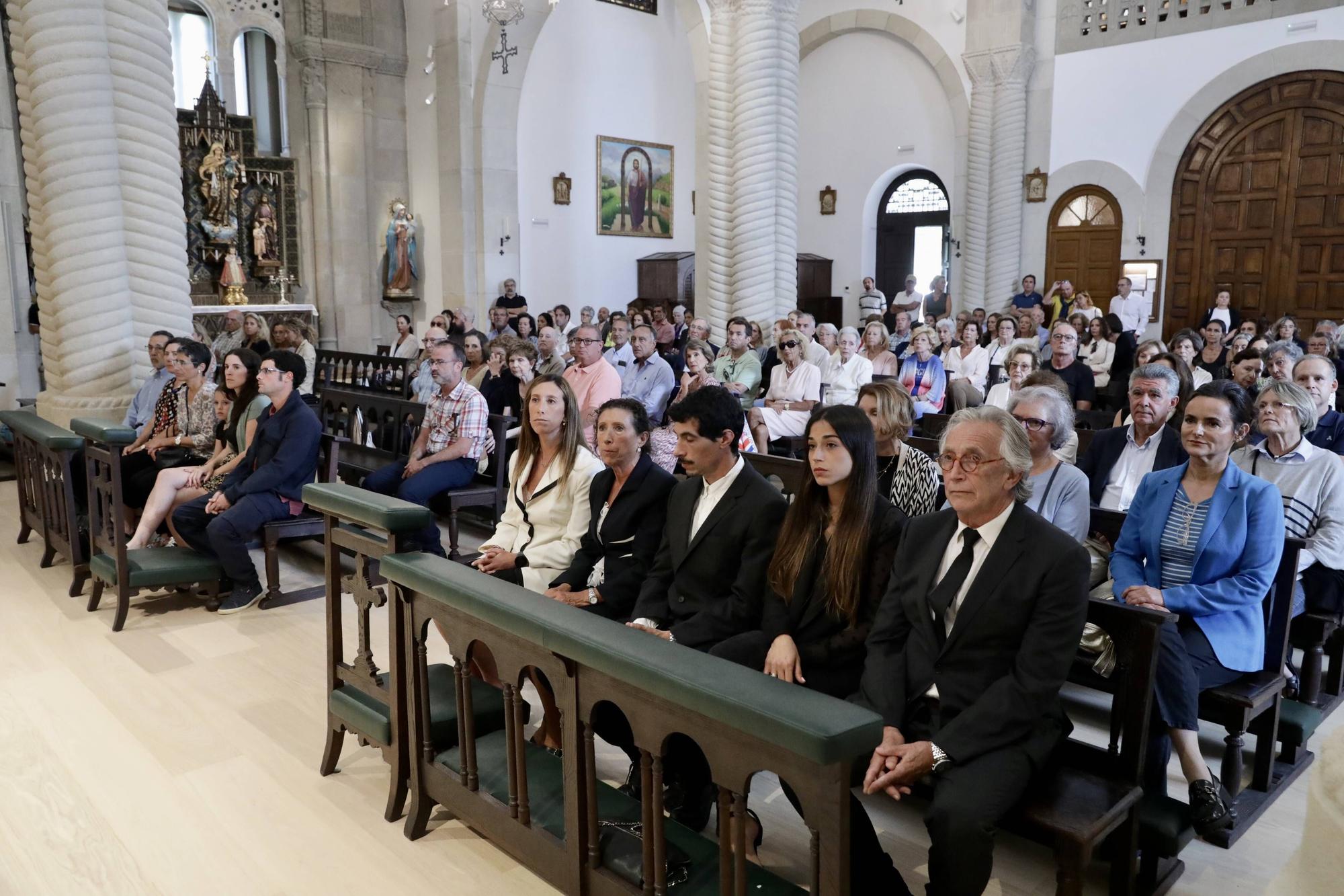 El funeral por la profesora Emilia Morís en Somió, en imágenes