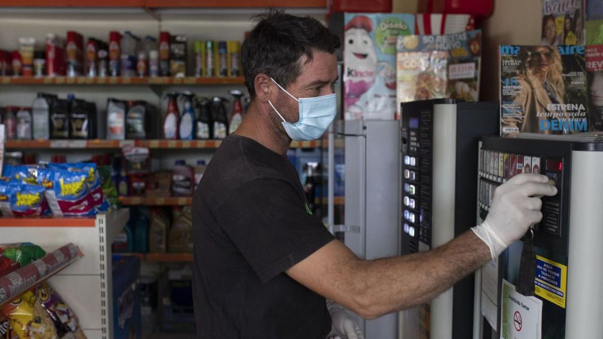 Un hombre compra un paquete de tabaco en una gasolinera, en una imagen de archivo. |