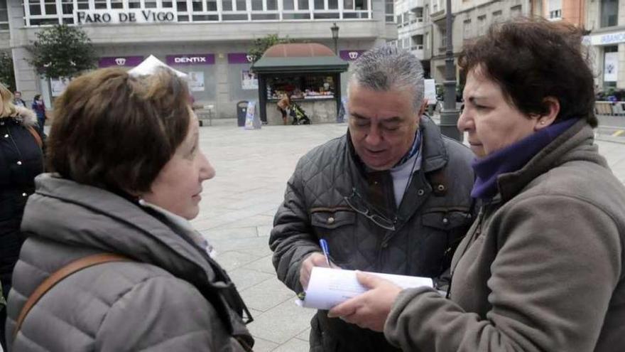 Recogida de firmas contra la Lei de Acuicultura en la Praza de Galicia (Vilagarcía), ayer. // Noé Parga