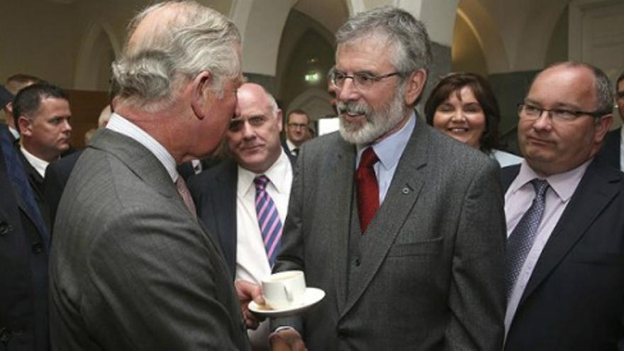 Saludo histórico entre el príncipe Carlos y Gerry Adams