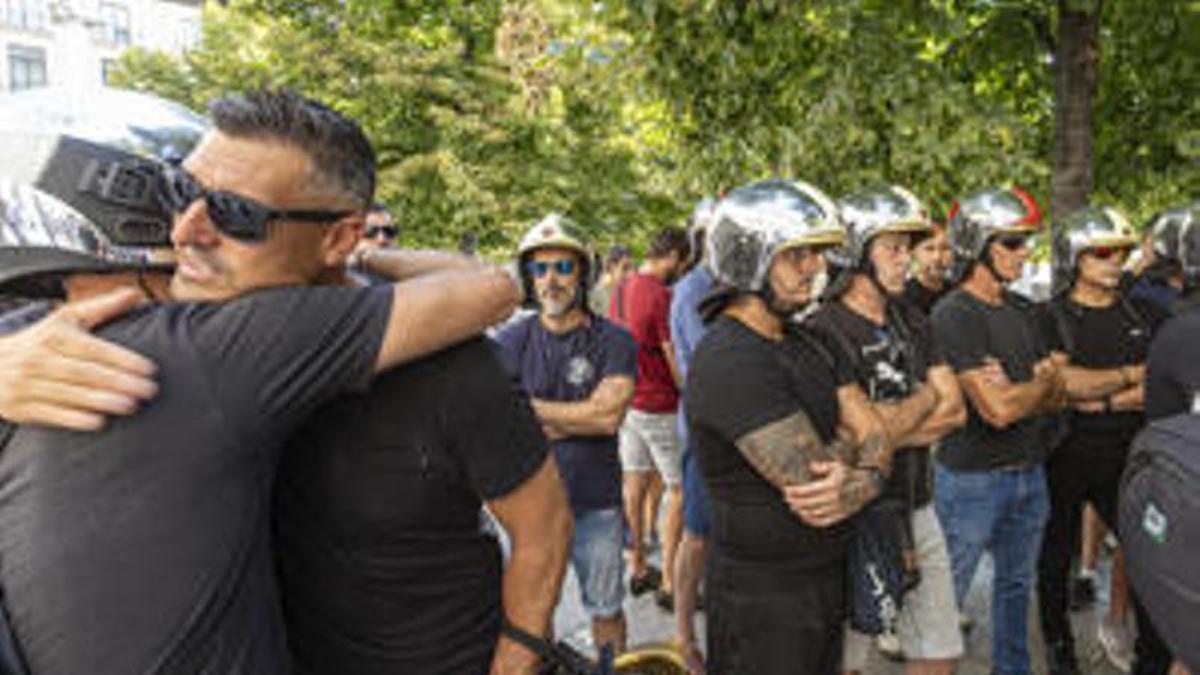 La concentración de los bomberos celebrada la semana pasada a las puertas de la Diputación de Zaragoza en duelo por su compañero fallecido ayer en acto de servicio en Calatorao y en protesta por las condiciones laborales.