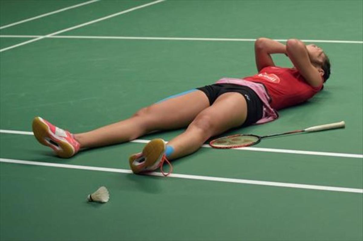 Carolina Marín celebra el seu majestuós triomf llançant-se a la pista amb les mans a la cara després d’aconseguir el títol mundial, ahir a Jakarta.