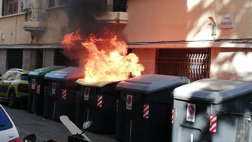 Incendio de un contenedor en la calle Marian Aguiló de Palma.
