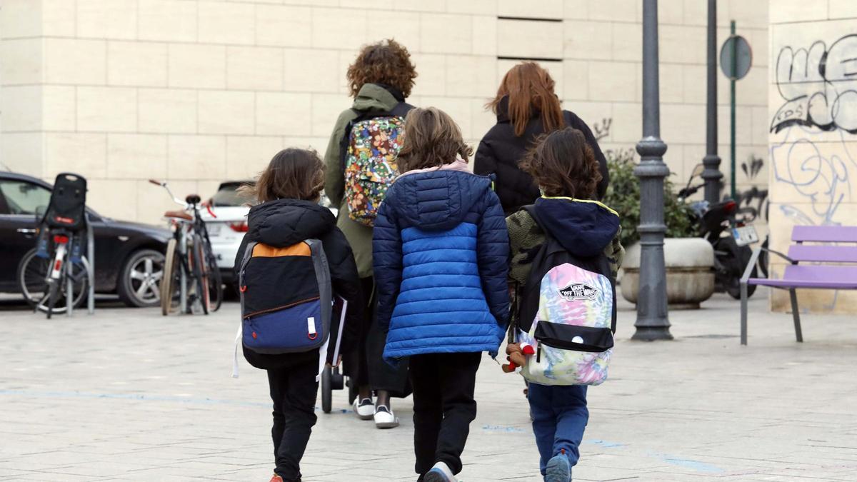 Madres llevando a sus hijos al colegio, en una imagen de archivo.