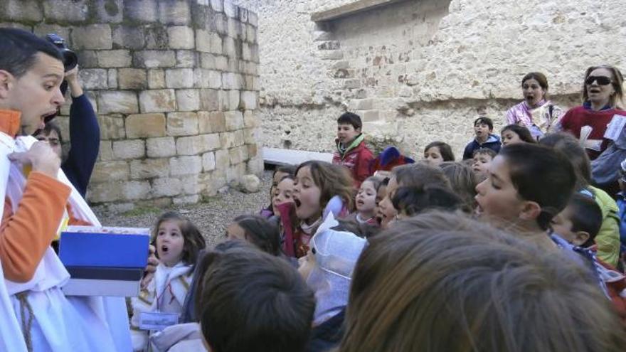 Un grupo de escolares en el castillo de Zamora.