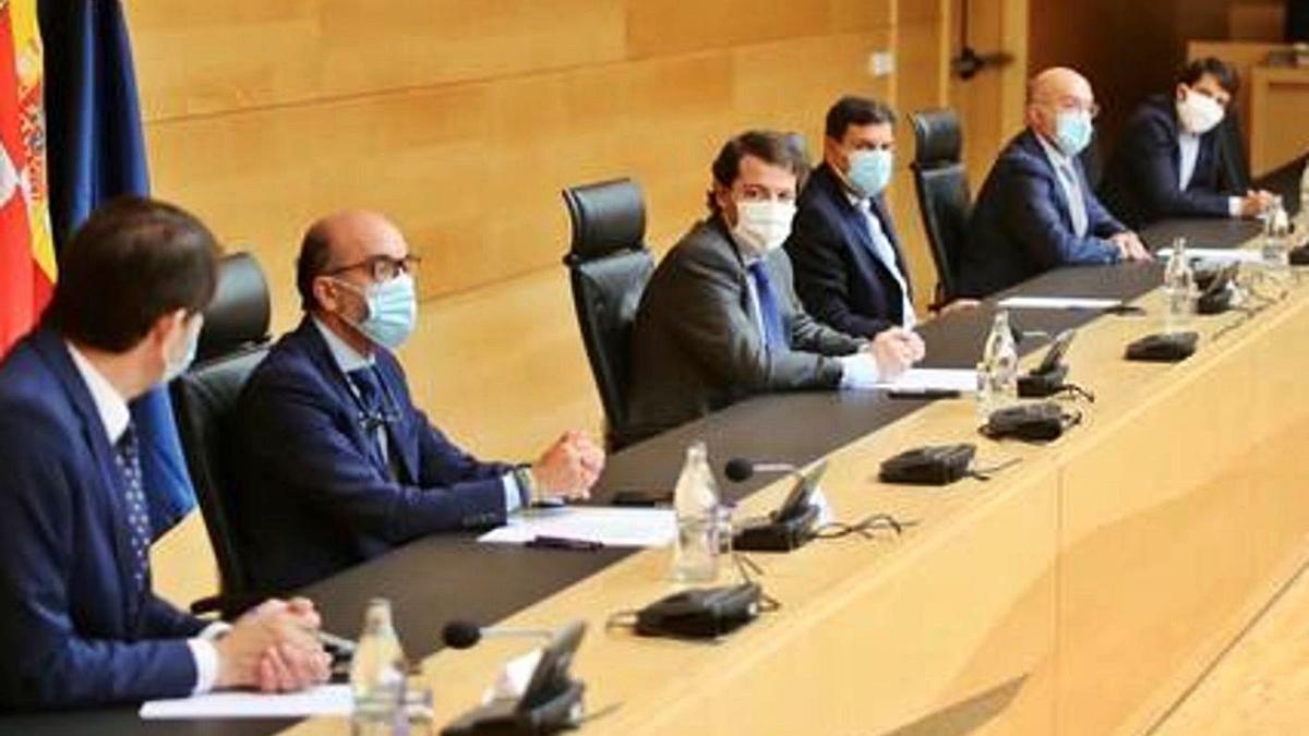 Alfonso Fernández Mañueco y consejeros en la reunión de ayer con el sector taurino. | Ical