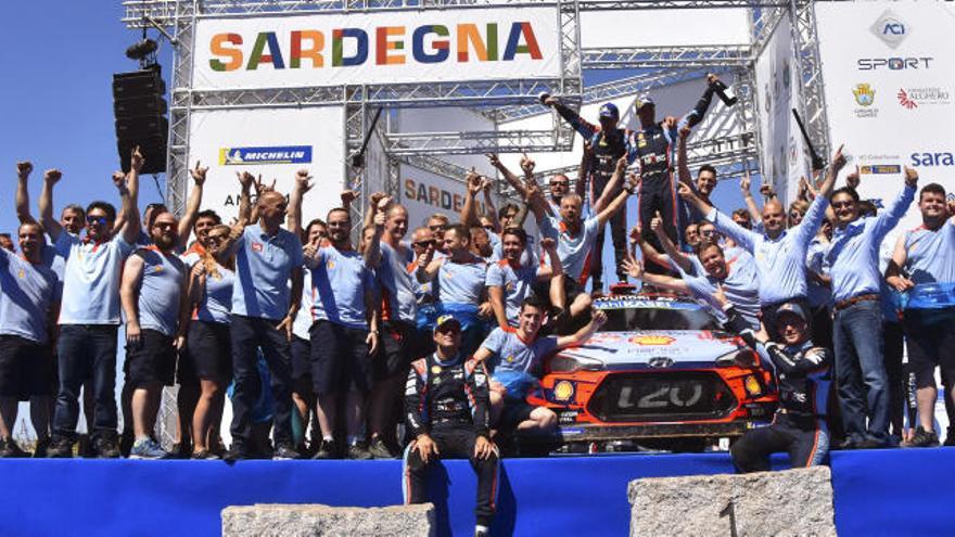 Dani Sordo y su equipo celebran la victoria en el Alguer