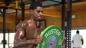 Marcus Rashford se entrena en Marbella durante el verano.